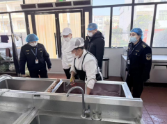 法律人员对后厨加工区域的卫生情况进行